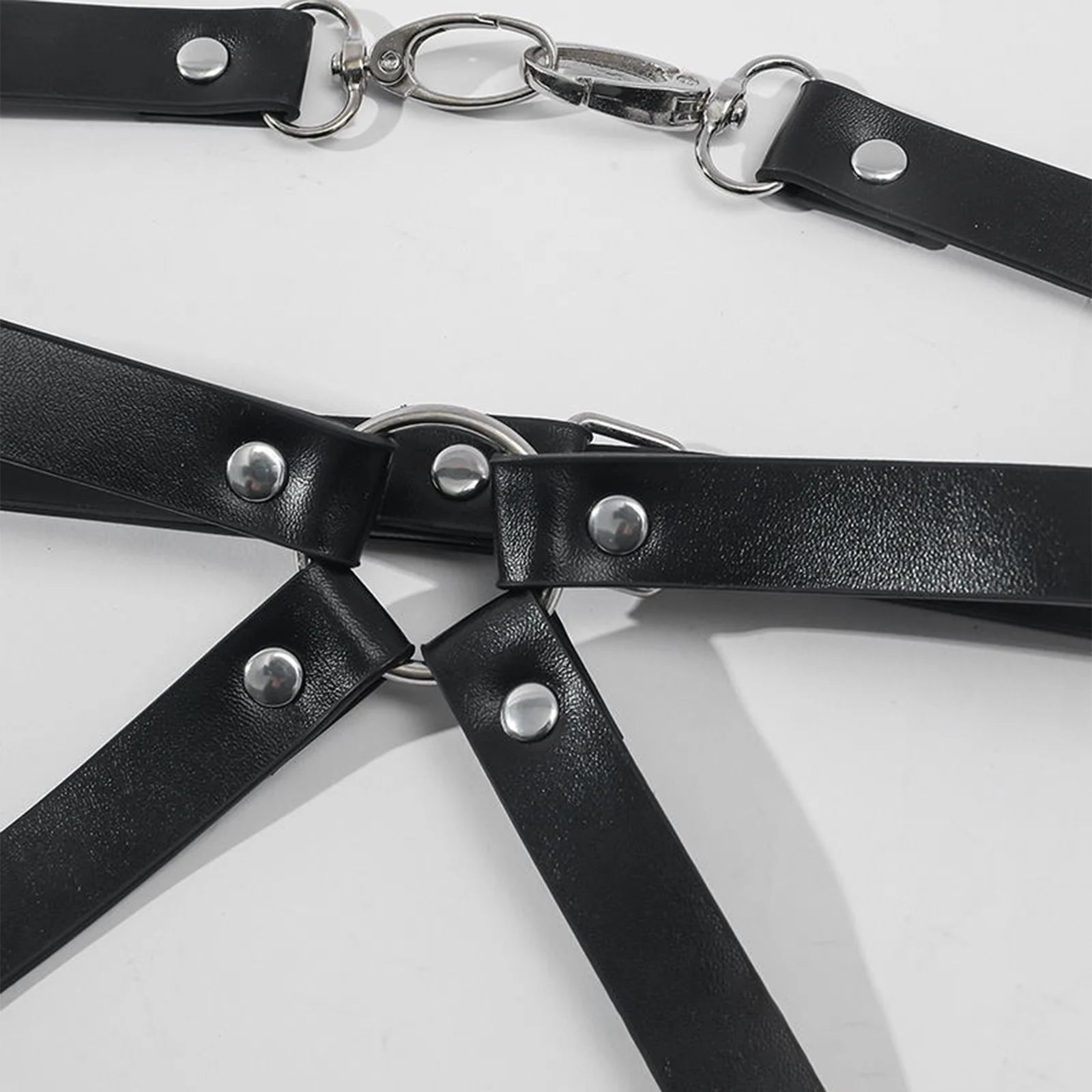 Collection of Menottes Sexuelles en Cuir PU avec Harnais Corporel, Bracelets de Bondage BDSM. in a gallery layout