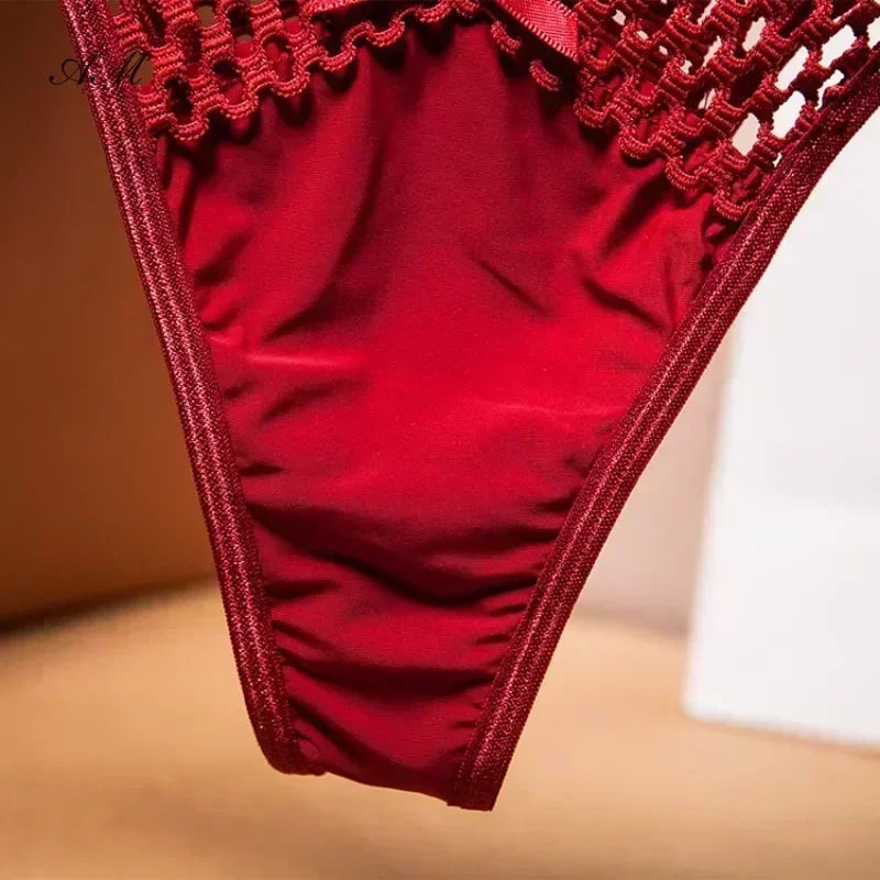 Collection of Culotte Élégante avec Décoration Ajourée in a gallery layout